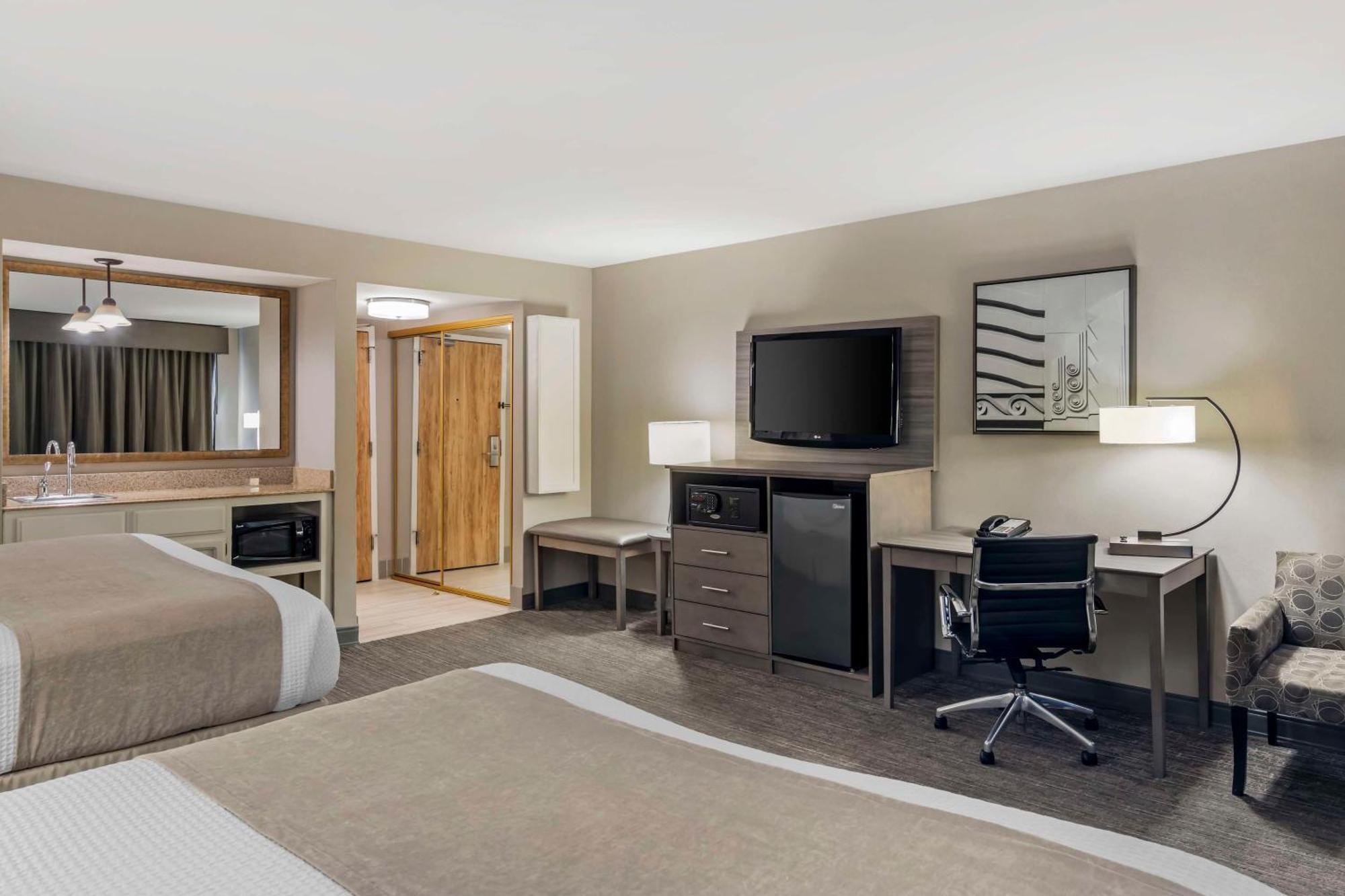 Best Western Plus Executive Inn Роленд-Хайтс Экстерьер фото