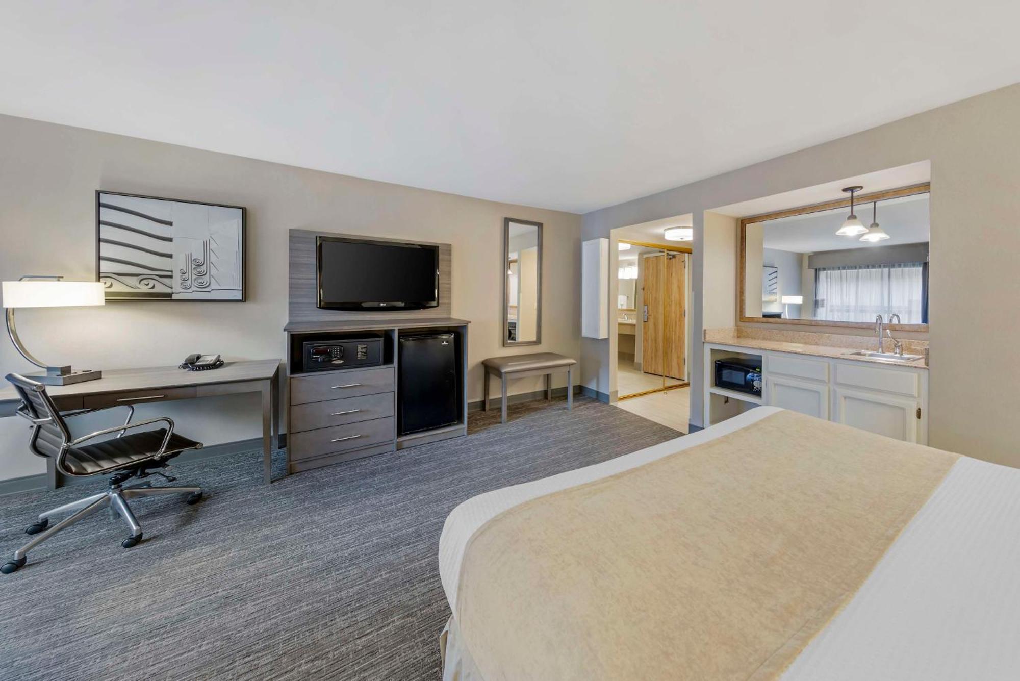 Best Western Plus Executive Inn Роленд-Хайтс Экстерьер фото