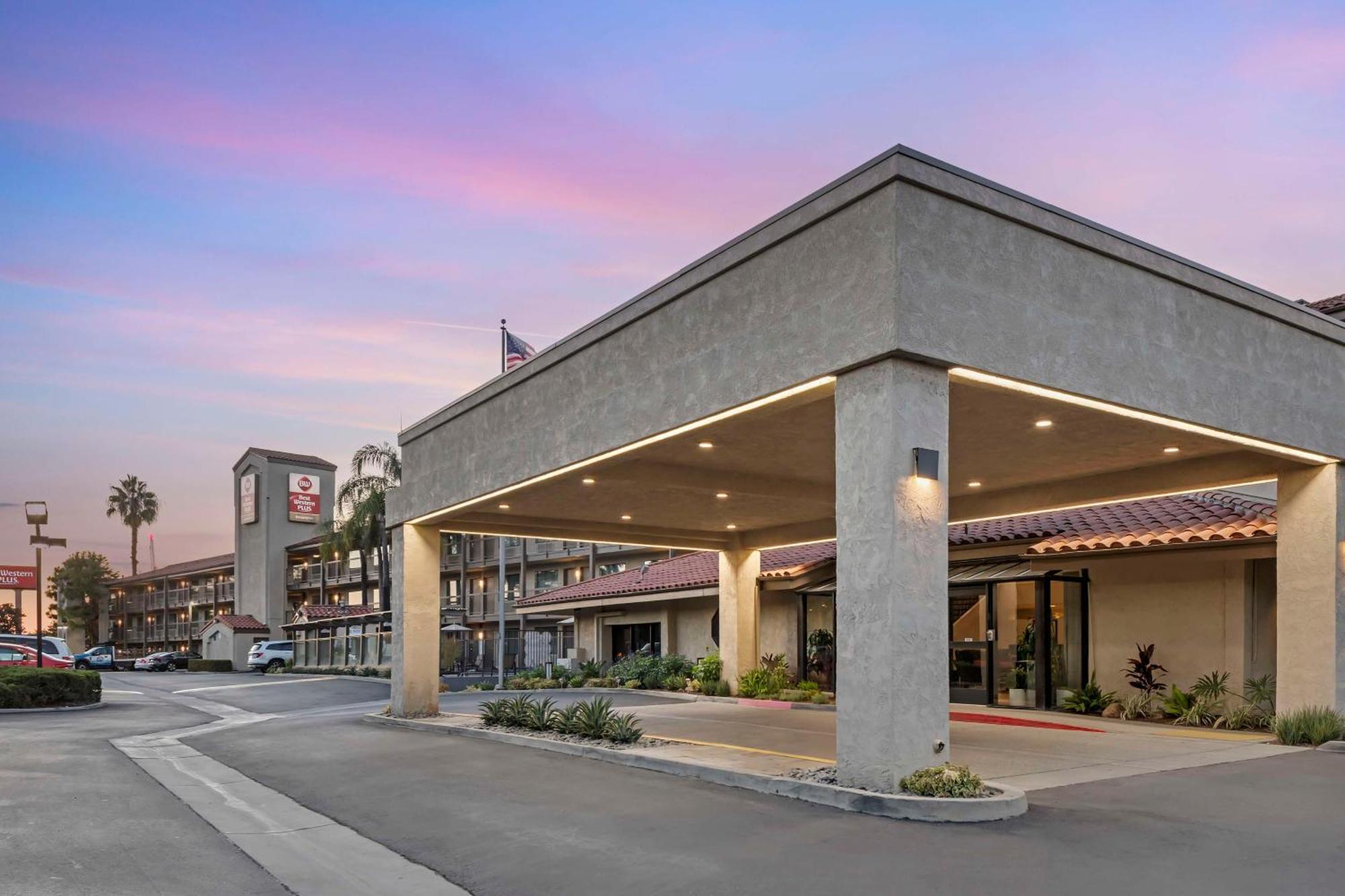 Best Western Plus Executive Inn Роленд-Хайтс Экстерьер фото